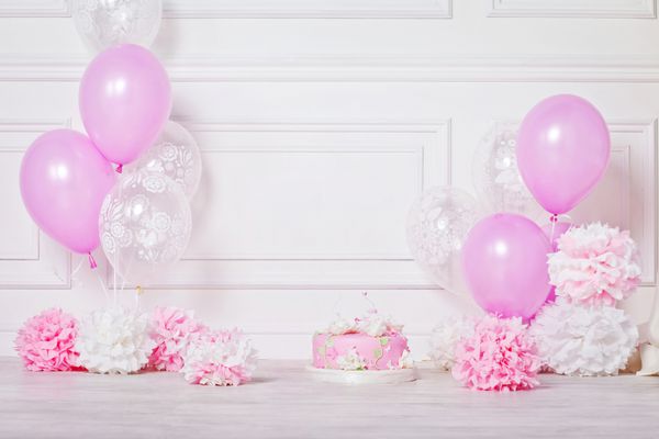 کیک جشن و بالن رنگ سفید و صورتی حزب تولد یا عروسی