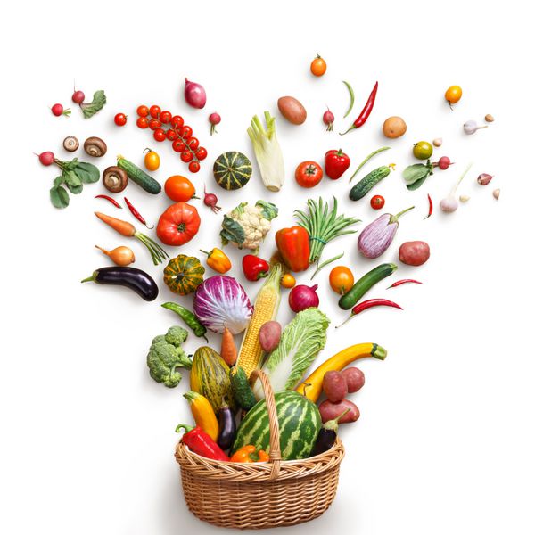 غذای سالم در سبد عکاسی استودیویی از میوه ها و سبزیجات مختلف بر روی زمینه سفید منظره ای استوار است محصول با وضوح بالا