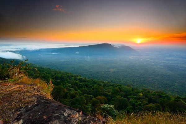 طلوع خورشید تایلند اولین نقطه صخره Pha Mo e دنگ Srisaket استان تایلند