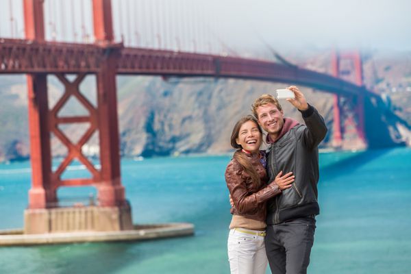 مسافران جوان مبارک جوانان خود را در سانفرانسیسکو توسط Golden Gate می گیرند