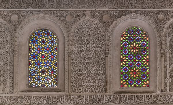 دیوار زیبا با تزئین پنجره در مدرسا Bou Inania در فاز مراکش