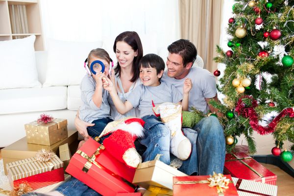 خانواده شاد با لذت بردن از کریسمس در خانه