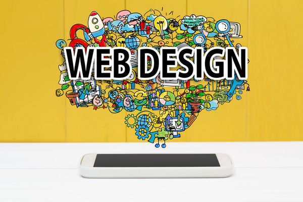 مفهوم طراحی وب با گوشی هوشمند در پس زمینه چوبی زرد
