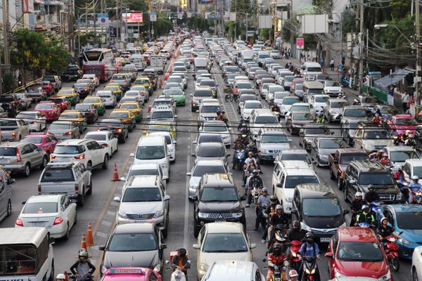 بانکوک ژوئن 3 ترافیک در ساعت عجله در تقاطع اسکو در ساوخومیت جاده در 3 ژوئن 2016 در بانکوک تایلند