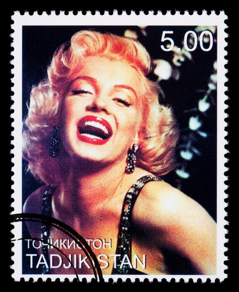 نیویورک ایالات متحده آمریکا CIRCA 2010 یک تمبر پستی در تاجیکستان با نشان مریلین مونرو حدود 2000