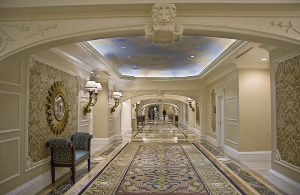 کلاسیک کلاسیک گسترده ای با فرش و آینه تزئین شده است