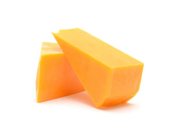 پنیر چدار جدا شده بر روی زمینه سفید