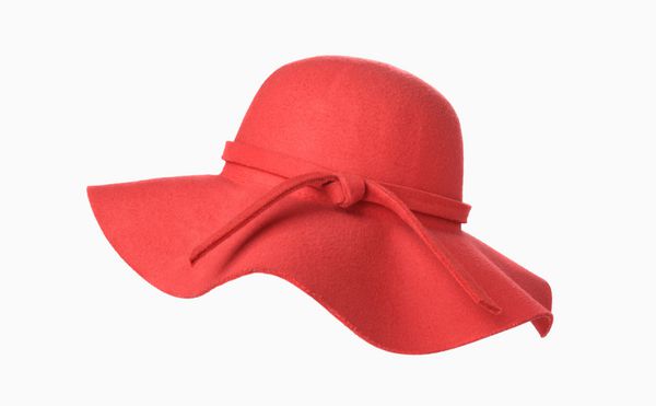 کلاه قورباغه قرمز تابستان زن بر روی زمینه سفید جدا شده است