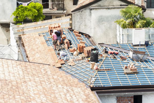 اودین ایتالیا مه 2016 محل ساخت و ساز ماسه برای کار بر روی سقف کاشی تخمگذار