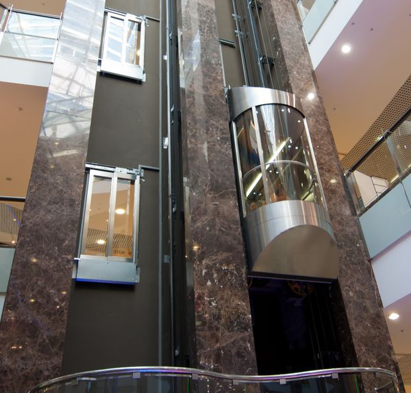 کابین آسانسور مدرن در لابی ساختمان است