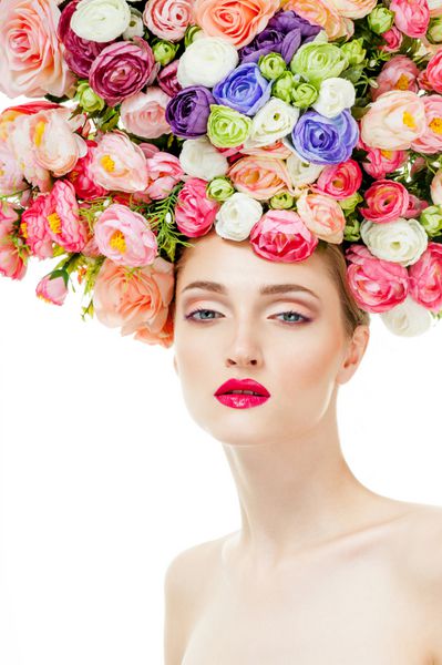 زن زیبا با گل در موهایش دسته گل های زیبا مدل مو با گل مدل موی طبیعی