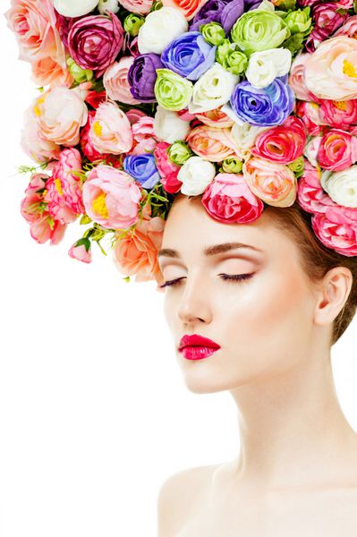 زن زیبا با گل در موهایش دسته گل های زیبا مدل مو با گل مدل موی طبیعی