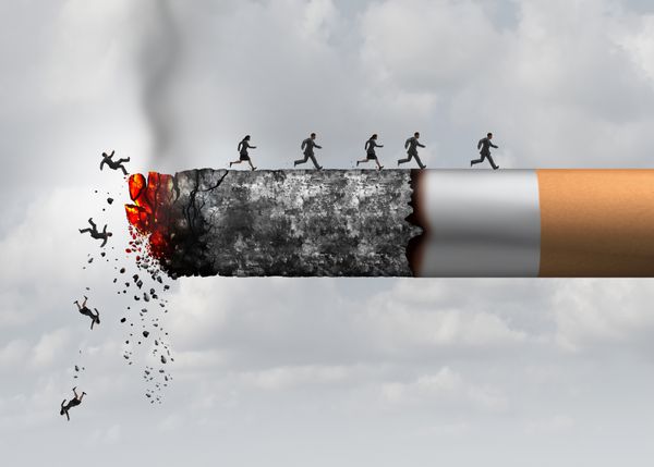 مرگ سیگار کشیدن و مفهوم خطر به عنوان سوزاندن سیگار با مردم سقوط و فرار از خاکستر سوختن به عنوان یک استعاره باعث سرطان ریه و خطرات مرگ و میر با عناصر 3D تصویر است