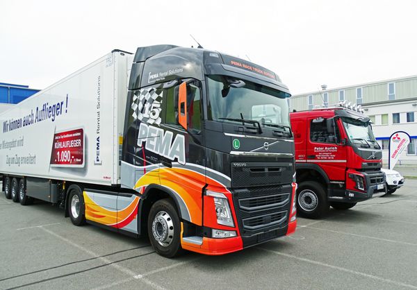 چمنیتز آلمان 2015 اکتبر 4 کامیون های مدرن از تولید کننده ولوو در یک پارکینگ در شهر چمنیتز آلمان کامیون جلو یک تریلر یخچال دارد