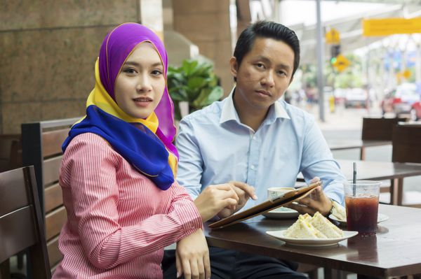 زن و شوهر آسیایی جوان در کافه