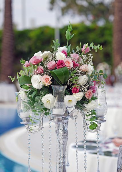 گل عروسی زیبا دکوراسیون سطل در نزدیکی استخر با عروس داماد و bridesmaids