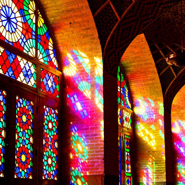 در ایران تاری رنگ از پنجره مسجد قدیمی نور منظره سنتی