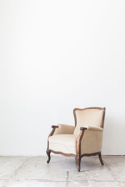 صندلی ارغوانی بژ بر روی دیوار سفید