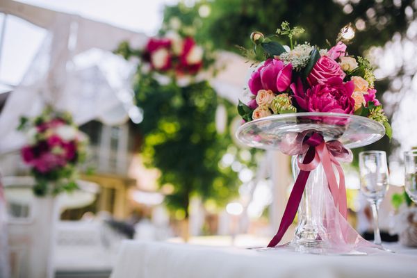 دکوراسیون مراسم عروسی دکور گل جدول قوس عروسی با گل تزئین شده است