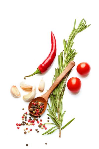 مفهوم زندگی سالم غذا و نوشیدنی گیاهان و ادویه جات ایتالیایی رزماری گوجه فرنگی سیر و فلفل نمای بالا جدا شده بر روی سفید