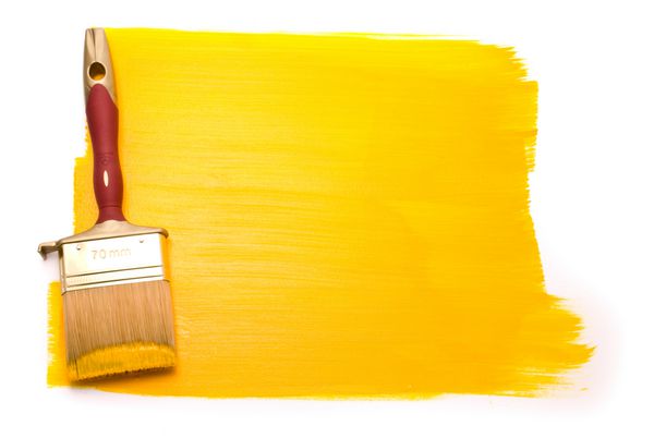 قلم مو حرفه ای با رنگ زرد در پس زمینه سفید
