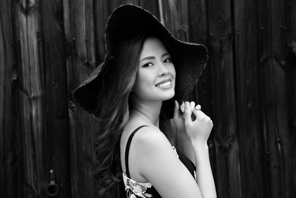 زن زیبای جوان آسیایی پوشیدن کلاه