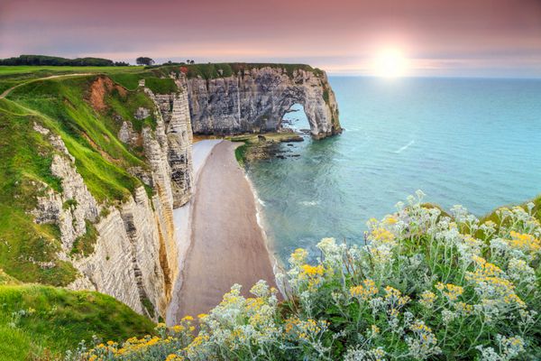 صخره های شگفت انگیز Aval of Etretat و خط ساحلی معروف زیبا نورماندی فرانسه اروپا