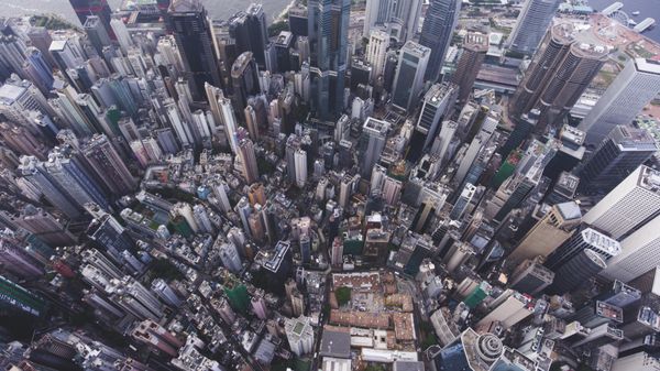 عکس هوایی بالا از هواپیمای بدون سرنشین یک شهر بزرگ چین با سقف آسمان خراش ها و مراکز تجاری شهر بزرگ با زیرساخت های پیشرفته آسمان خراش های دفتر بلند خیابان ها و جاده ها