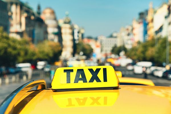 ماشین تاکسی منتظر مشتریان است میدان ونسلاس در پراگ جمهوری چک