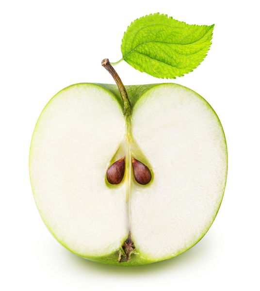 یک نیمی از سیب سبز برش خورده جدا شده بر روی زمینه ی سفید بریده شده است