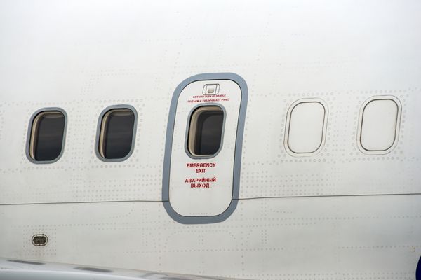 ویندوز هواپیما با درب خروجی اضطراری