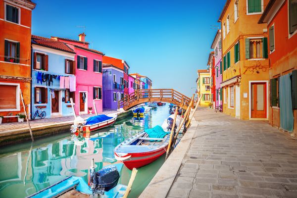 خانه های رنگارنگ در بورانو ونیز ایتالیا