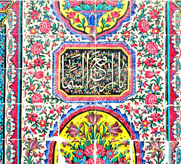 در ایران کاشی های تزئینی گل های قدیمی از مسجد عتیقه مانند پس زمینه