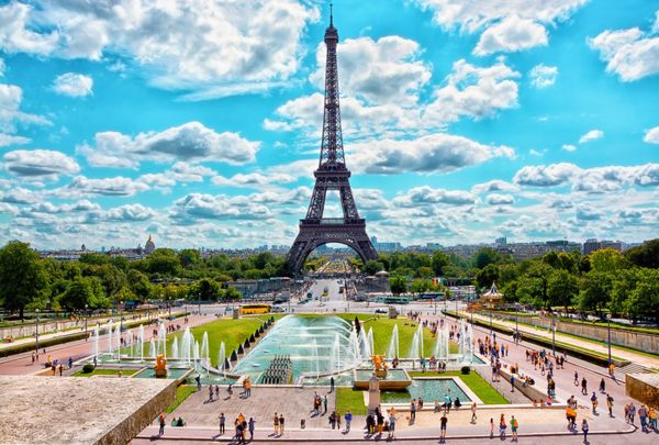 برج ایفل و چشمه در Jardins du Trocadero در پاریس فرانسه