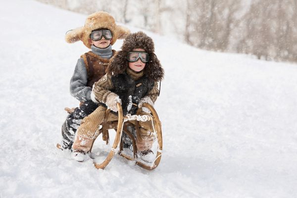 دو پسر با روزهای زمستان گرم زمستان کوهنوردی می کنند