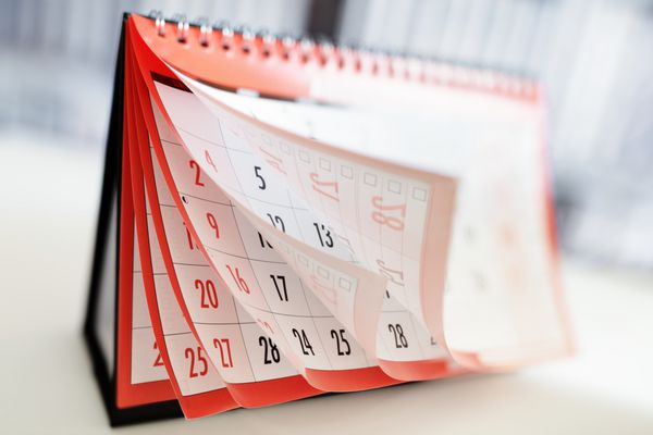 ماهها و تاریخهای نشان داده شده در تقویم هنگام چرخش صفحات