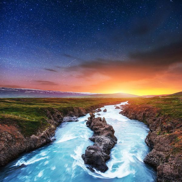 دیدگاه های فوق العاده از منظره ستاره آسمان و راه شیری ایسلند