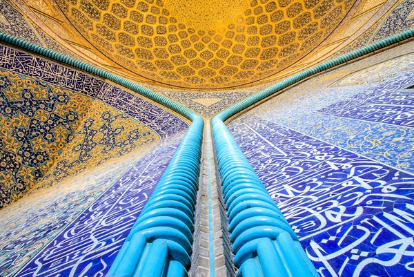 اصفهان ایران 25 آوریل 2015 سقف مسجد شیخ لطف الله در شرق میدان نضجژان یکی از سایت های میراث جهانی یونسکو