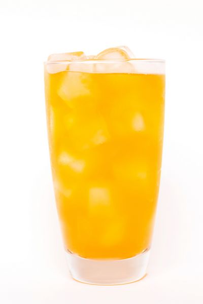 نوشیدنی تابستانی؛ آب پرتقال تازه بر روی یخ در شیشه ای جدا شده بر روی زمینه سفید