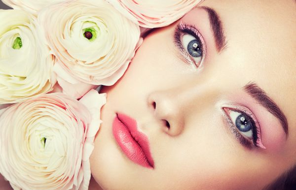 پرتره زن جوان زیبا با گل زن با آرایش لوکس پوست کامل مژه سایه چشم لوازم آرایشی