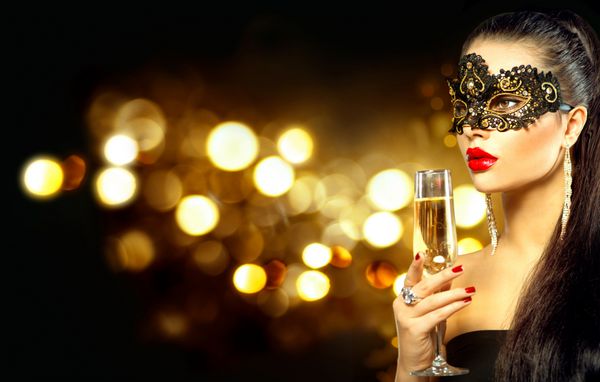 زن مدل با شیشه ای از شامپاین پوشیدن mask venetian ماسک در حزب نوشیدن شامپاین بیش از تعطیلات درخشان پس زمینه جشن کریسمس و سال نو زمینه تاریک چشمک زن