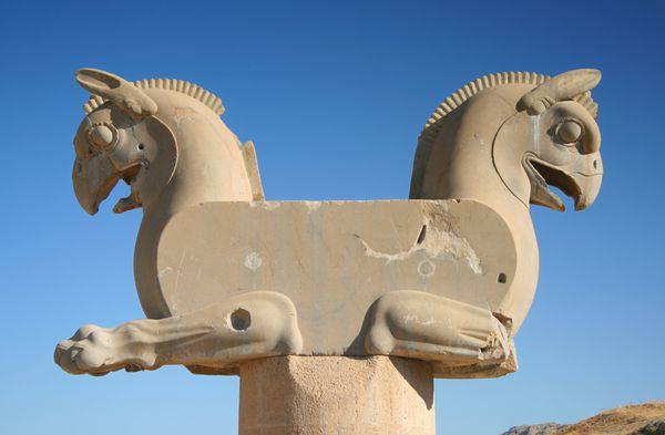 مجسمه دو گانه گریفین در یک شهر باستانی تخت جمشید ایران