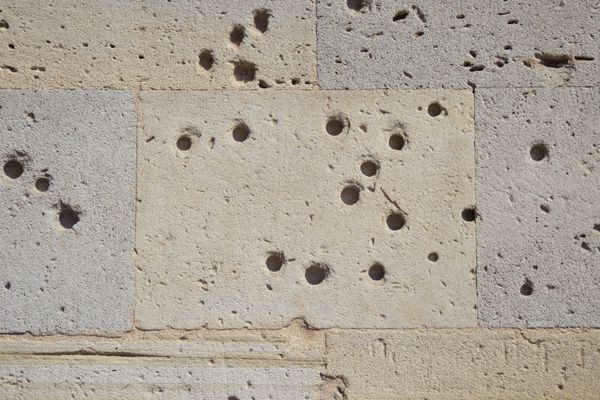 بافت یک دیوار سنگی با علامت های گلوله ای در کشور خاورمیانه