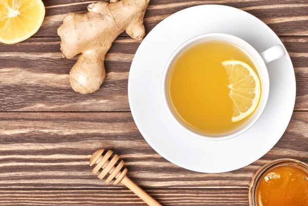 چای ریشه زنجبیل با لیمو و عسل بر روی زمینه های چوبی