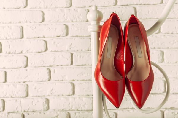 کفش های زن قرمز در اتاق