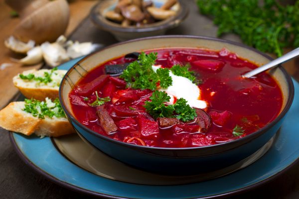 سوپ چغندر براش سنتی اوکراین با قارچ پوره و خامه ترش