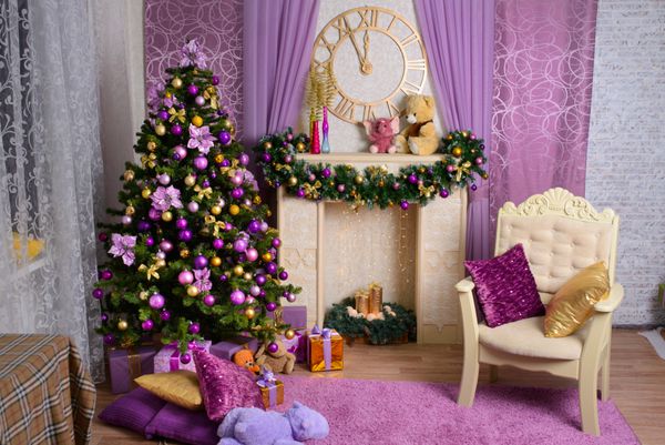 درخت کریسمس در اسباب بازی بنفش تزئین شده است پس زمینه کریسمس با ارائه در داخل کشور