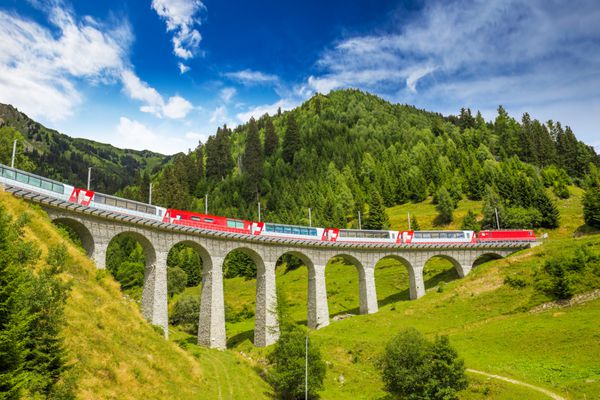 قطار Viaduct معروف سرنشین دار قطار Rhaetian Railway از منطقه Albula Bernina قسمت از Theseis به Tirano از جمله St Moritz سوئیس اروپا