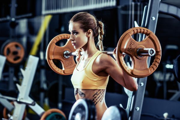 زن تناسب اندام جوان ورزش با وزنه در ورزشگاه عکس افقی را اجرا کنید