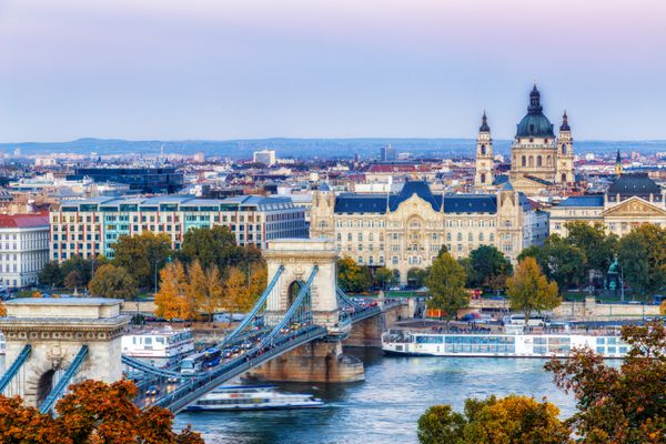 منظره شهر پانوراما از بوداپست دید در کلیسای سنت استفان سنت ایستوان و پل بیش از رود دانوب با ترافیک شبانه در بوداپست مجارستان